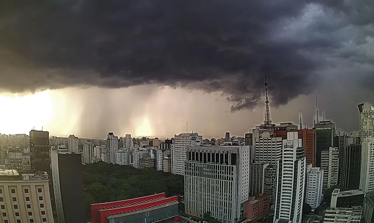 a imagem mostra o avan&ccedil;o de chuva intensa em S&atilde;o Paulo